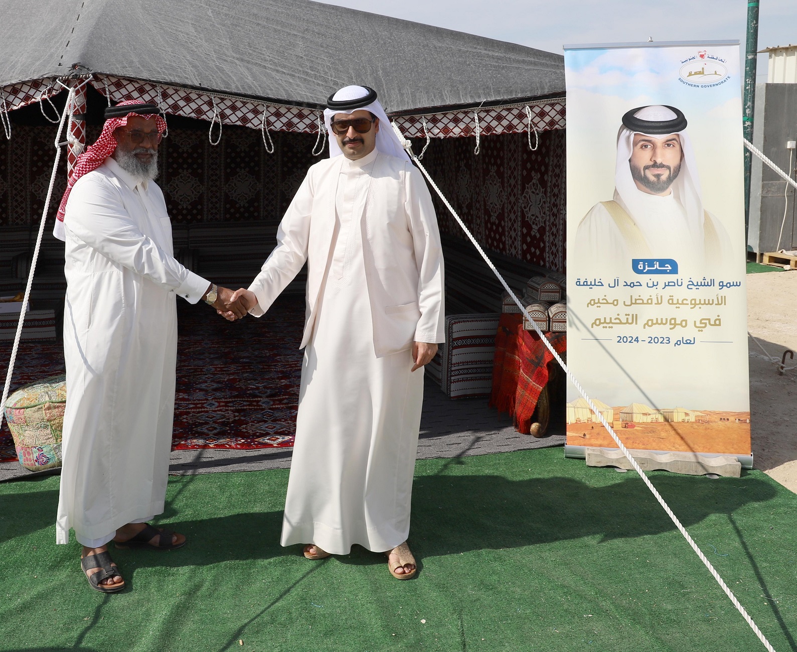 كرّم سموه فائزان بالجائزة في أسبوعها الثاني ... سمو محافظ الجنوبية يشيد بمبادرة سمو الشيخ ناصر بن حمد آل خليفة بتخصيص جائزة أسبوعية لأفضل مخيم في موسم البر<